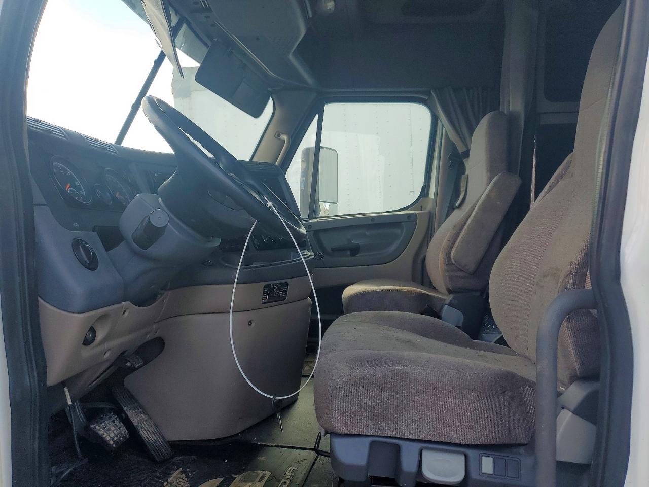 2017 FREIGHTLINER All other VIN 3AKJGLDR8HDHU1652 photo 5