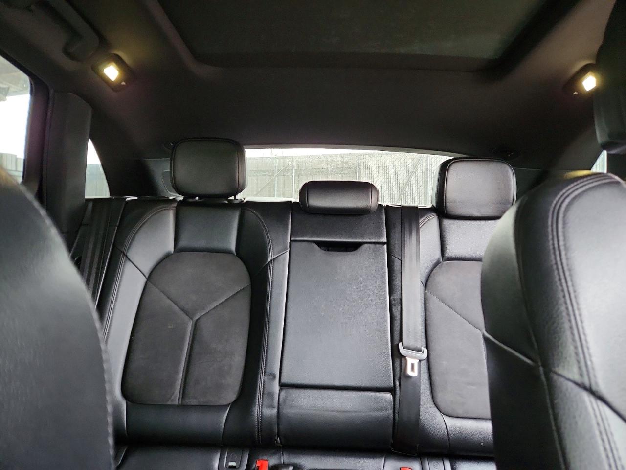 2017 Porsche Macan VIN WP1AA2A52HLB83398 photo 10