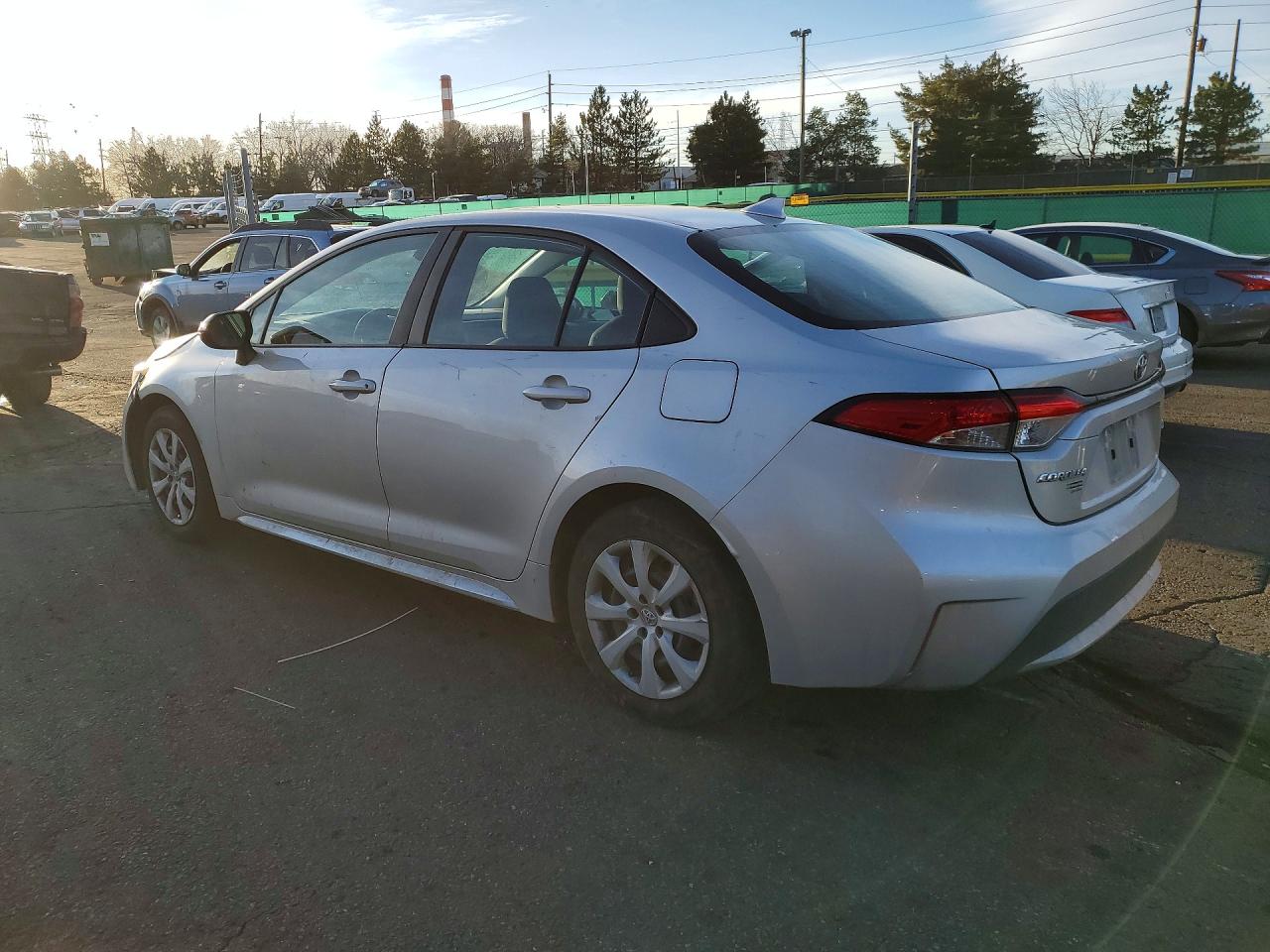 2022 Toyota Corolla VIN 5YFEPMAE2NP372276 photo 2