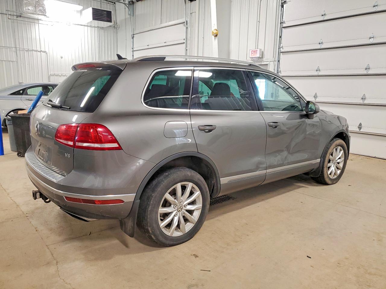 2016 Volkswagen Touareg VIN WVGEF9BP9GD000905 photo 3