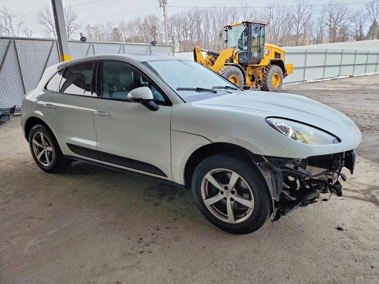 2017 Porsche Macan VIN WP1AA2A52HLB83398 photo 4