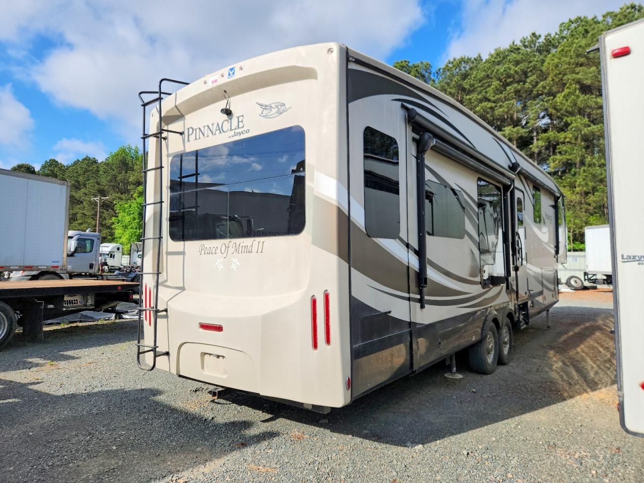 2017 JAYCO Travel tra VIN 1UJCJ0BV8H1RG0073 photo 4