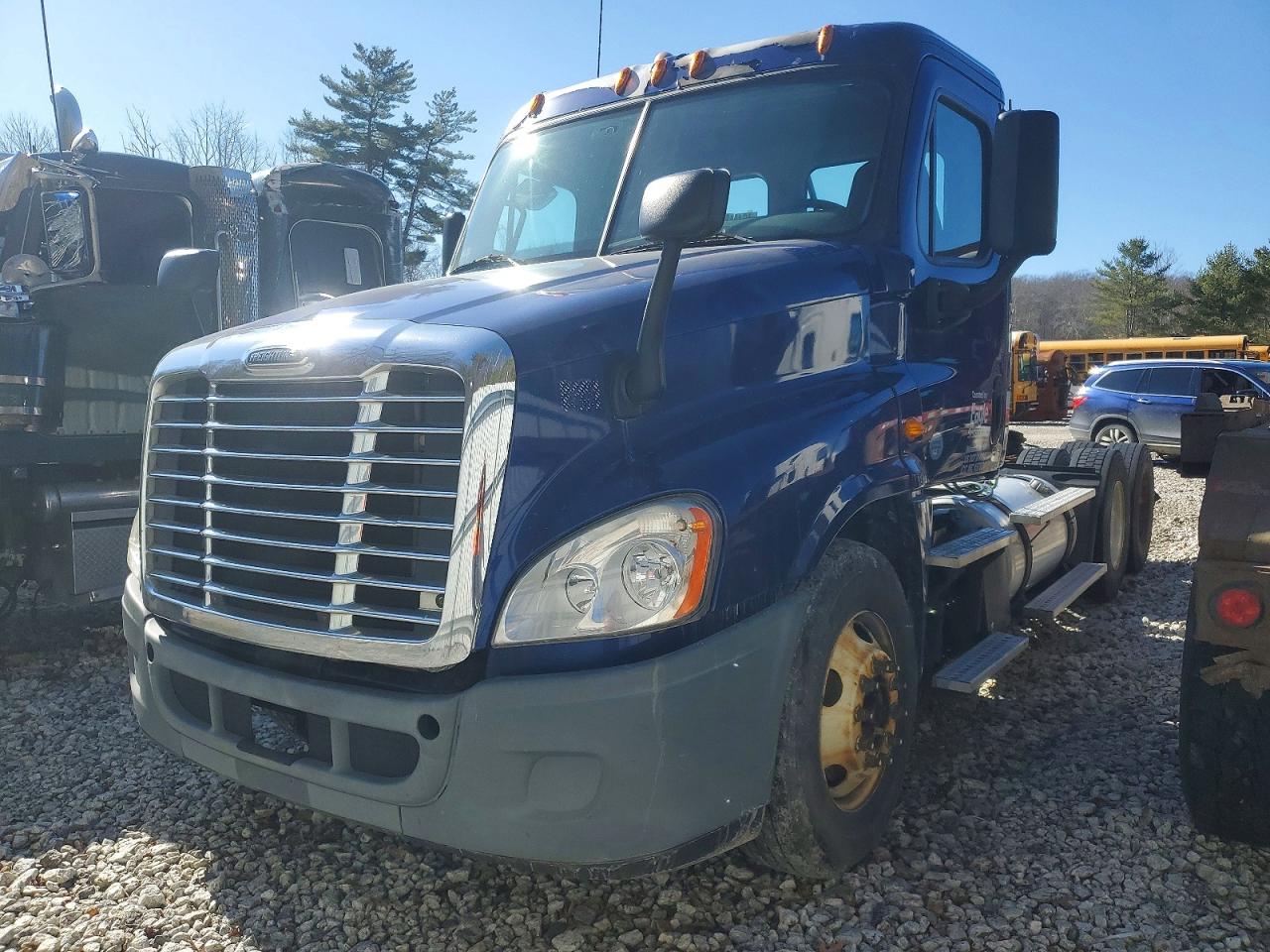2014 FREIGHTLINER Cascadia VIN 3AKJGEBGXESFS8836 photo 2