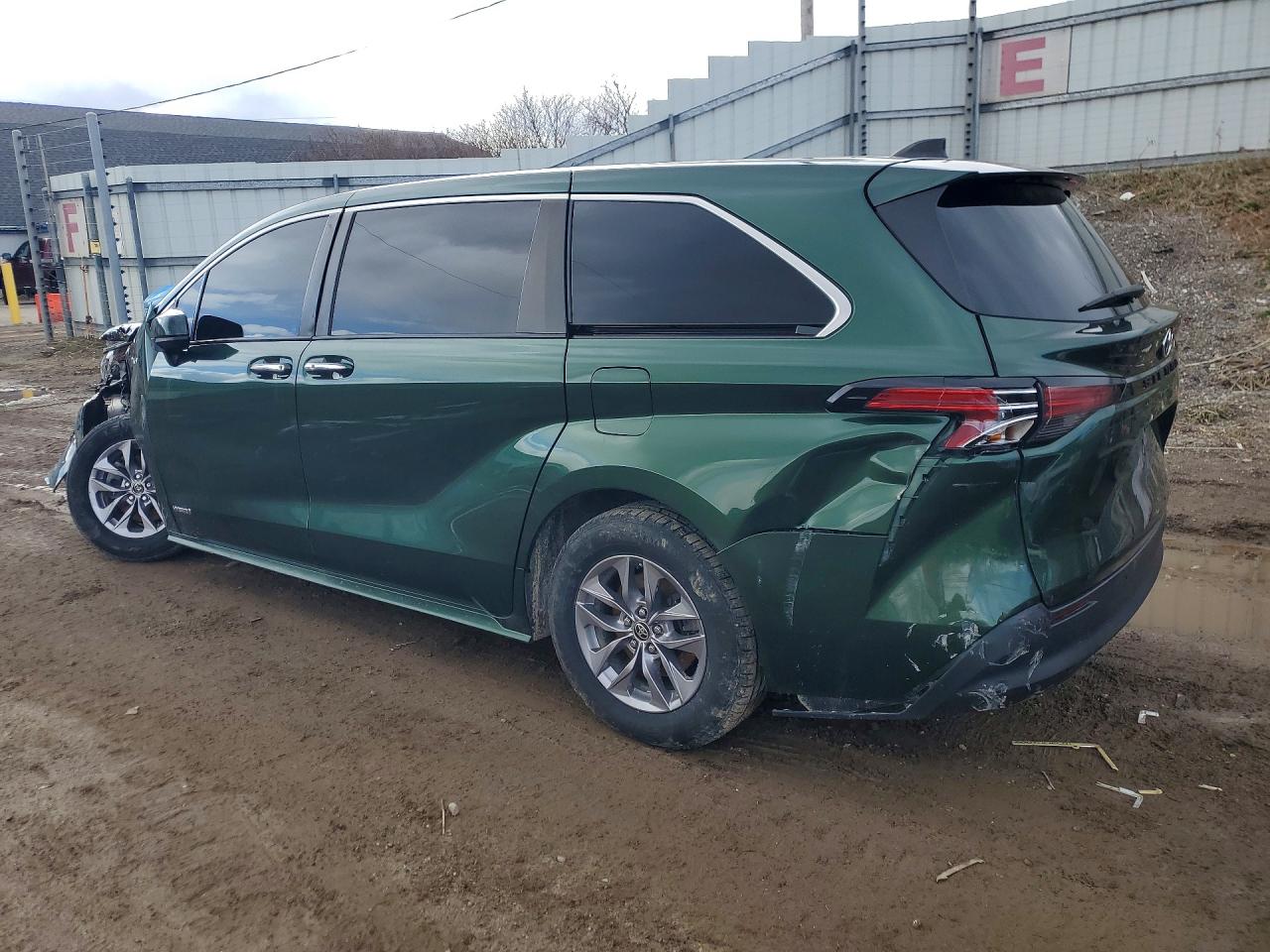 2021 Toyota Sienna VIN 5TDYRKEC1MS041103 photo 2