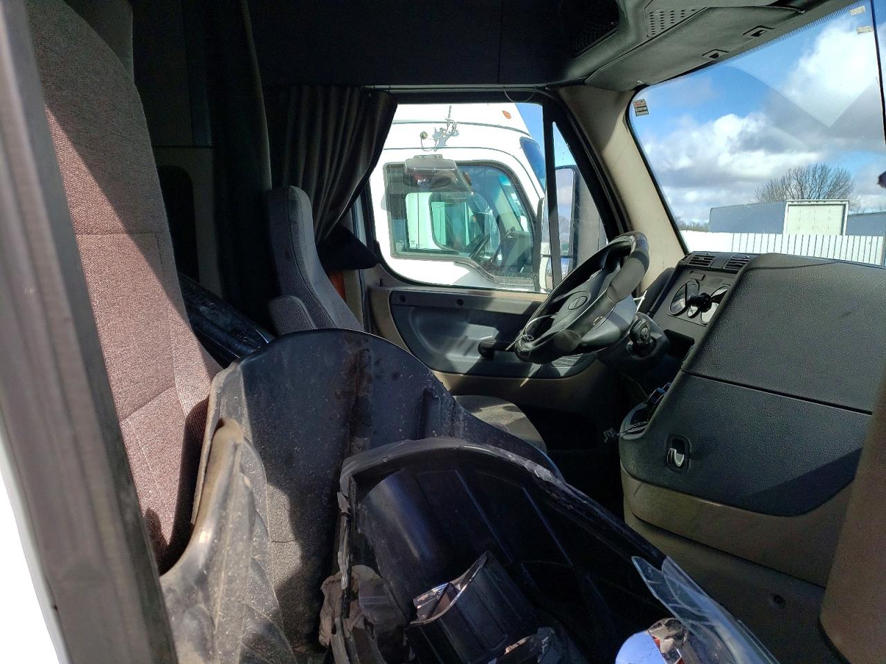 2018 FREIGLINER All other VIN 1FUJGLDR8JLJL3754 photo 5