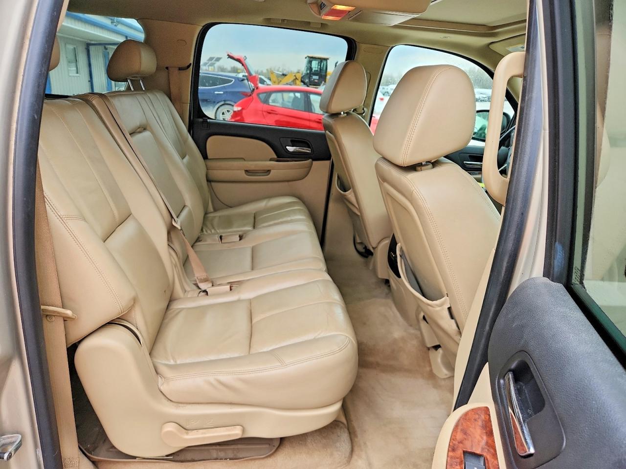2008 Chevrolet Suburban VIN 1GNFK16328J110136 photo 11