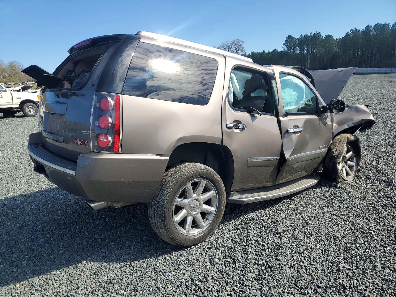 2013 GMC Yukon VIN 1GKS2EEF3DR142846 photo 3