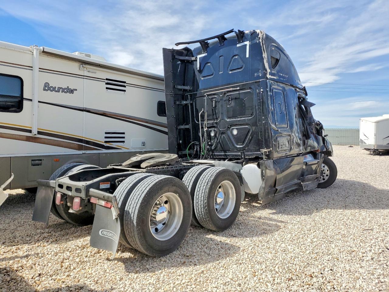 2023 FREIGHTLINER All other VIN 1FUJHHDR9PLNK0817 photo 4