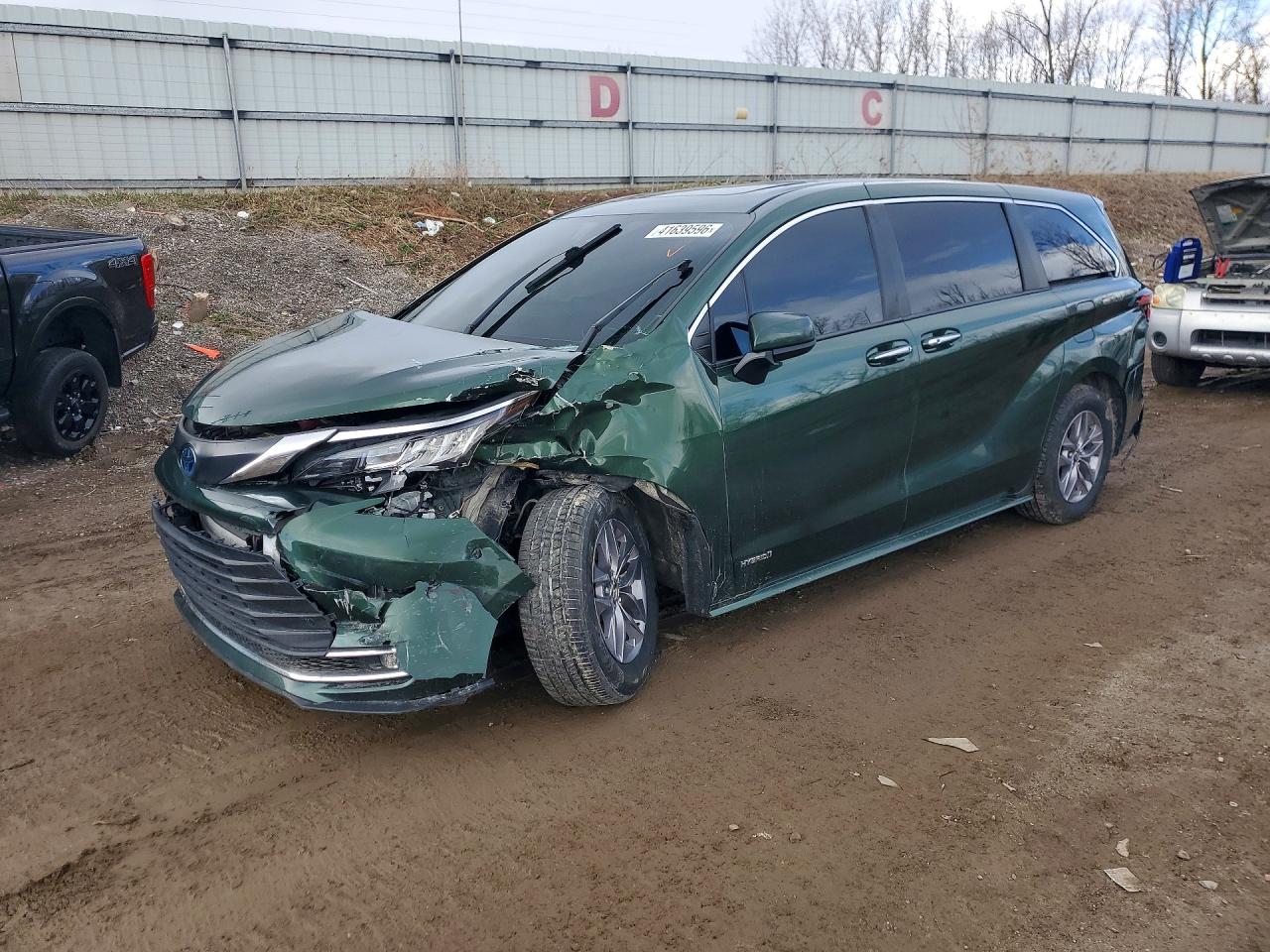 2021 Toyota Sienna VIN 5TDYRKEC1MS041103 photo 1