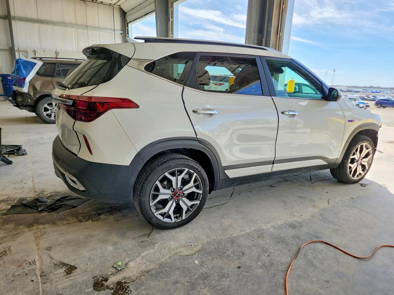 2023 Kia Seltos VIN KNDETCA26P7358123 photo 3