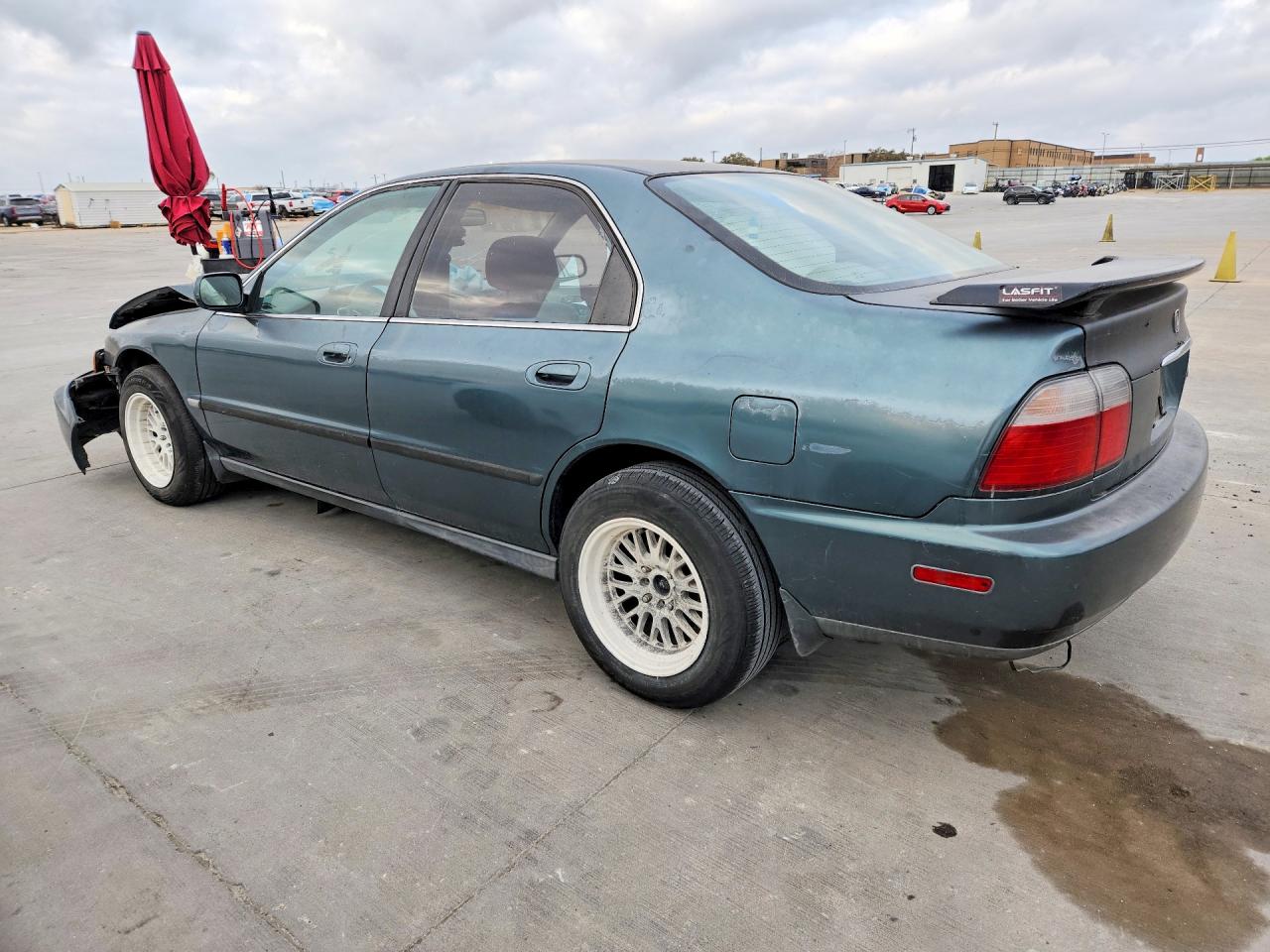 1996 Honda Accord VIN 1HGCD5537TA167313 photo 2