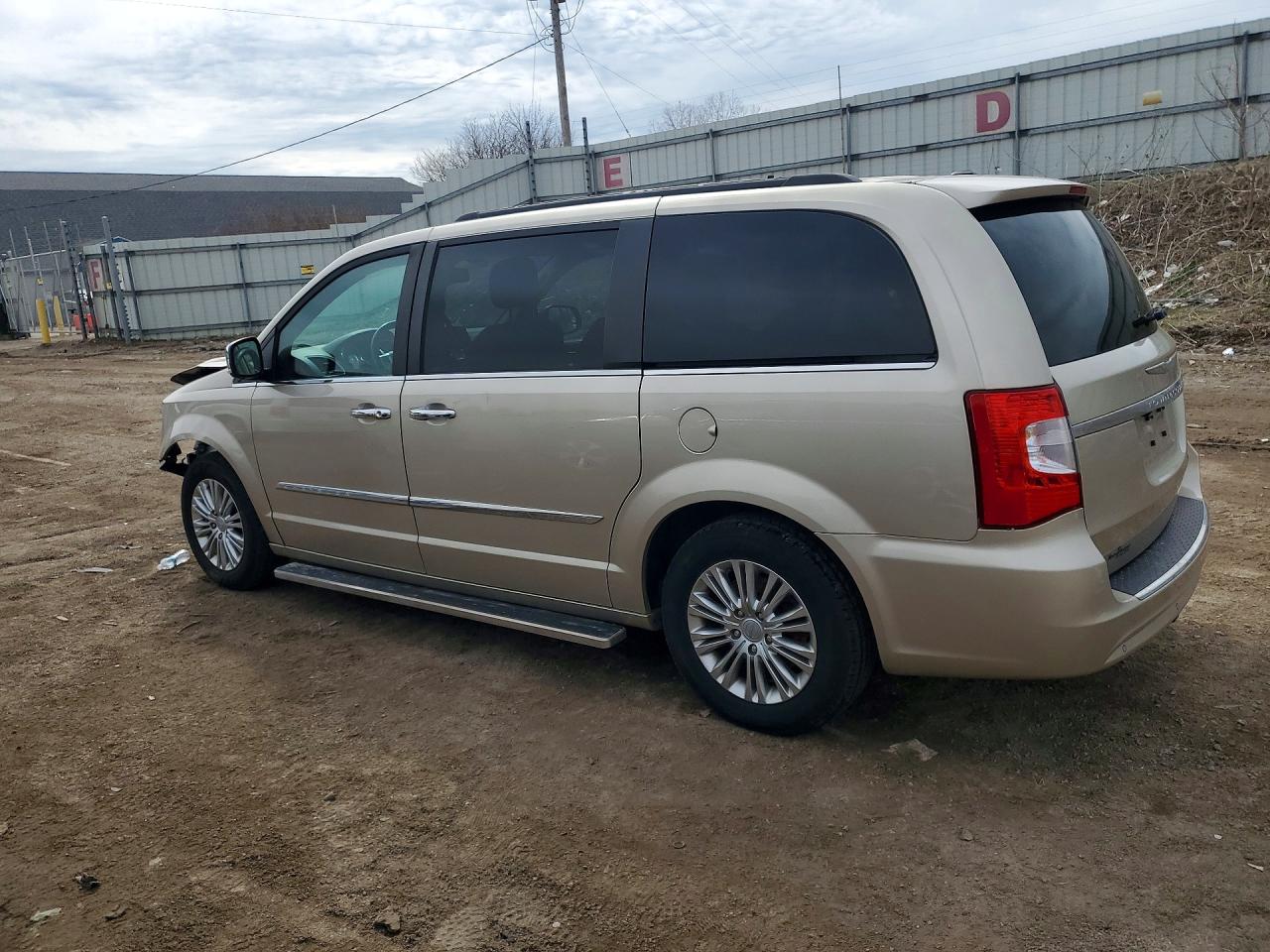 2015 Chrysler Minivan VIN 2C4RC1CGXFR727951 photo 2
