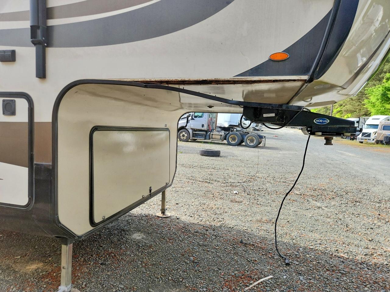 2017 JAYCO Travel tra VIN 1UJCJ0BV8H1RG0073 photo 9