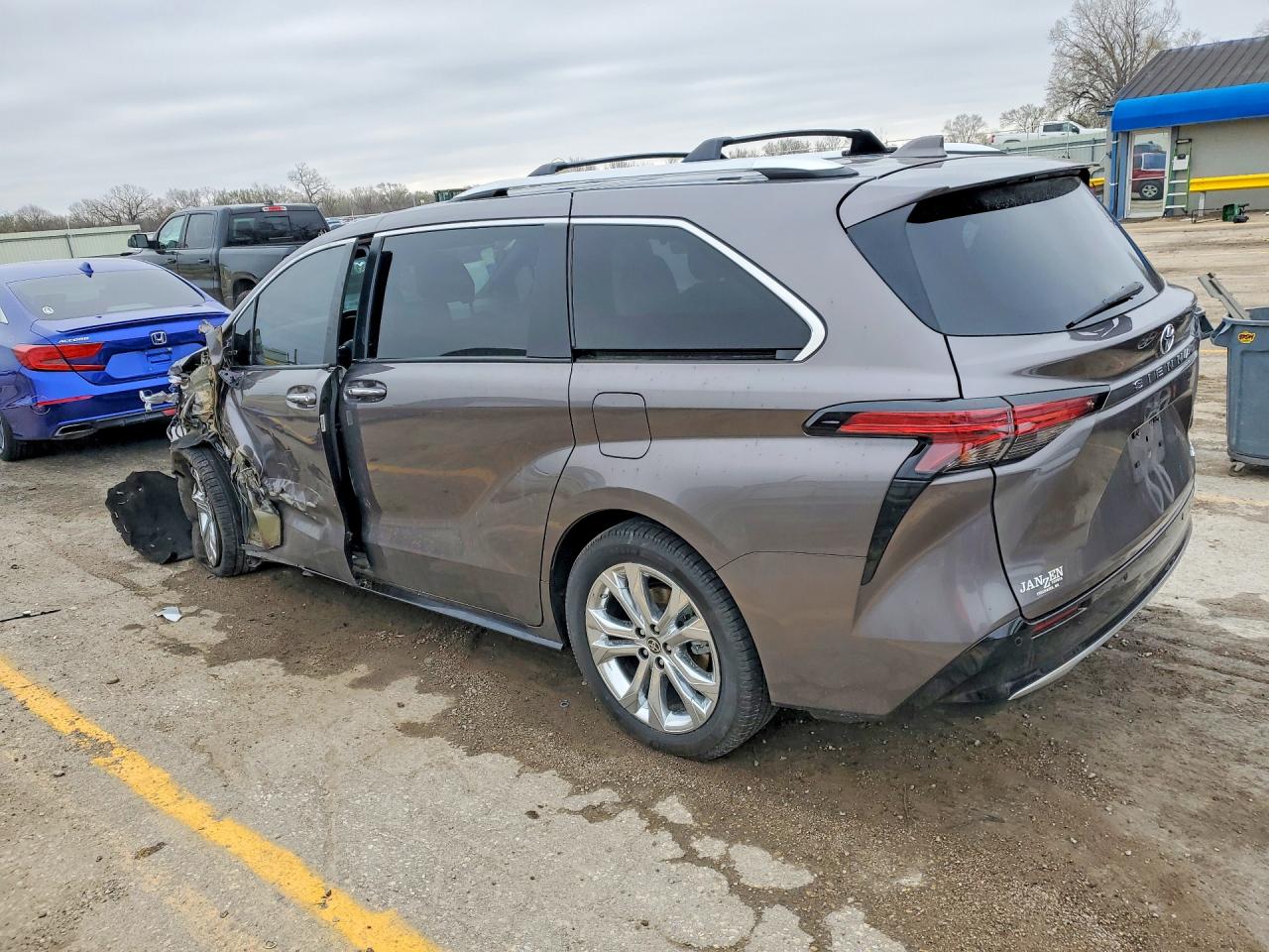2023 Toyota Sienna VIN 5TDERKEC0PS176600 photo 2