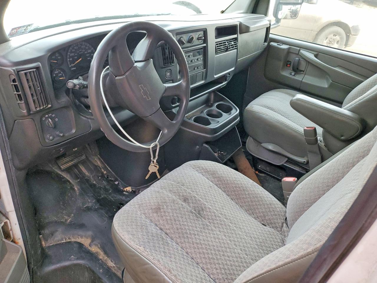 2005 CHEVROLET Express VIN 1GBJG31U451165686 photo 8