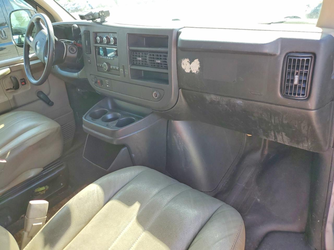 2008 Chevrolet Express VIN 1GCHG35K481158969 photo 1