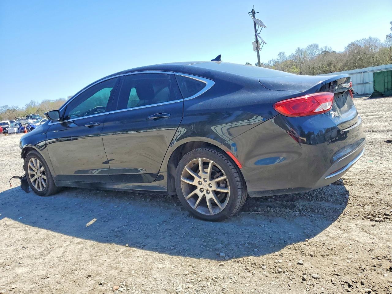 2015 Chrysler 200 VIN 1C3CCCAB2FN673362 photo 2