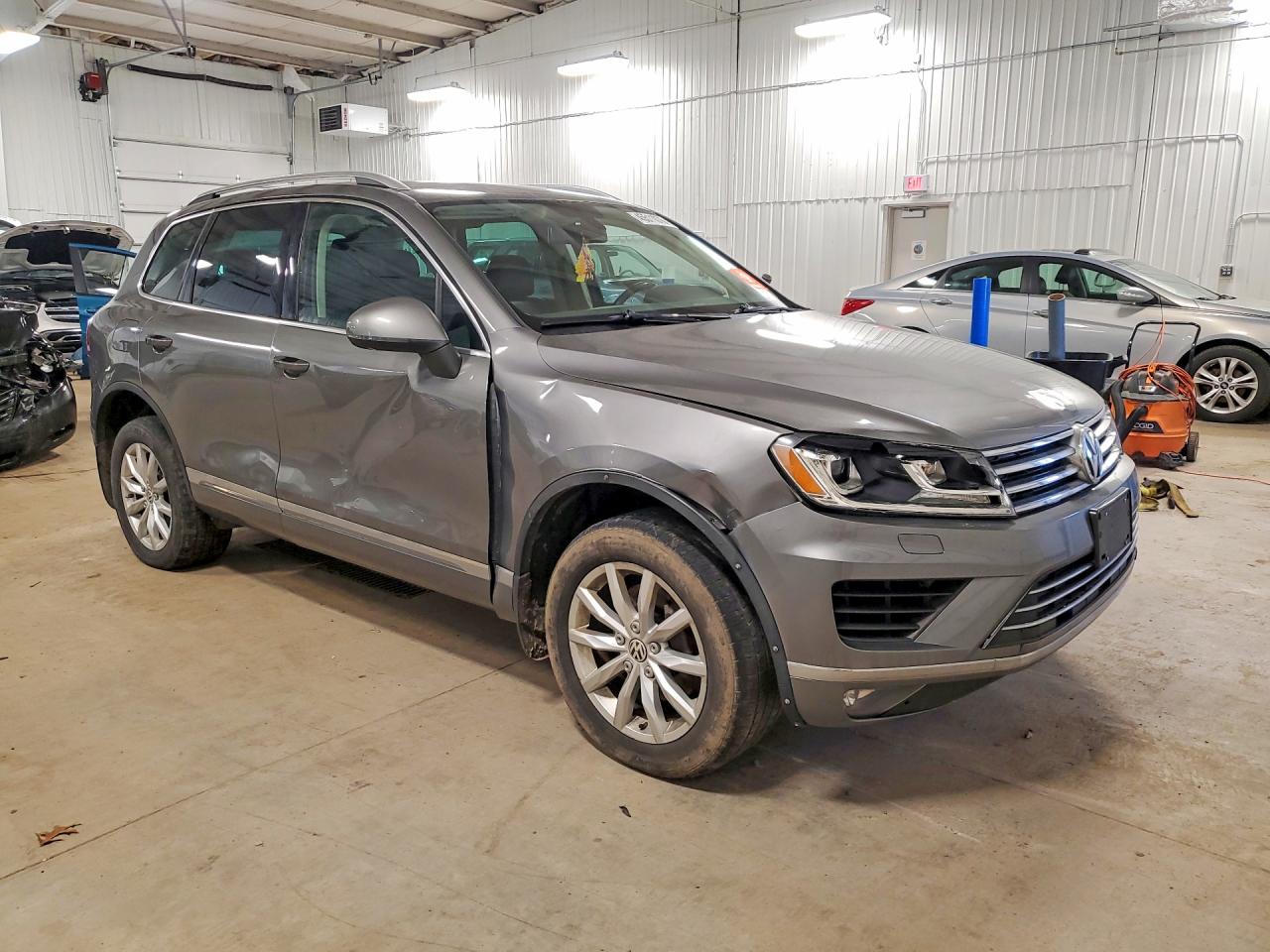 2016 Volkswagen Touareg VIN WVGEF9BP9GD000905 photo 4