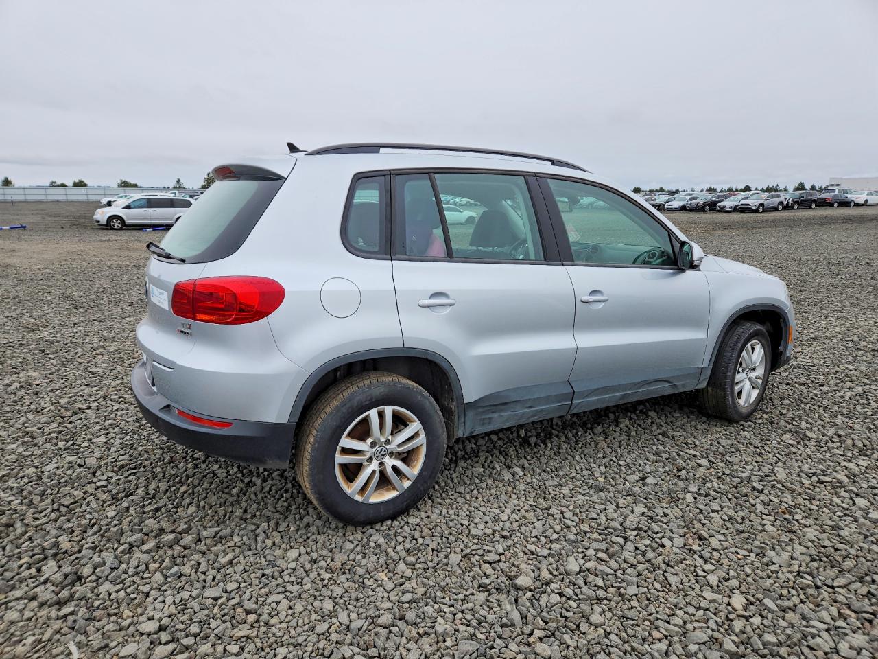 2017 Volkswagen Tiguan VIN WVGBV7AX5HK017287 photo 3