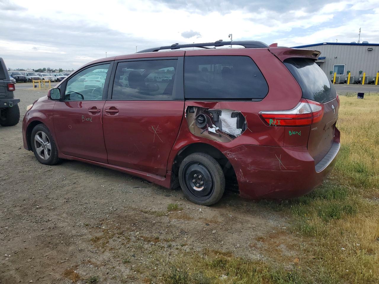 2018 Toyota Sienna VIN 5TDKZ3DC7JS913471 photo 2