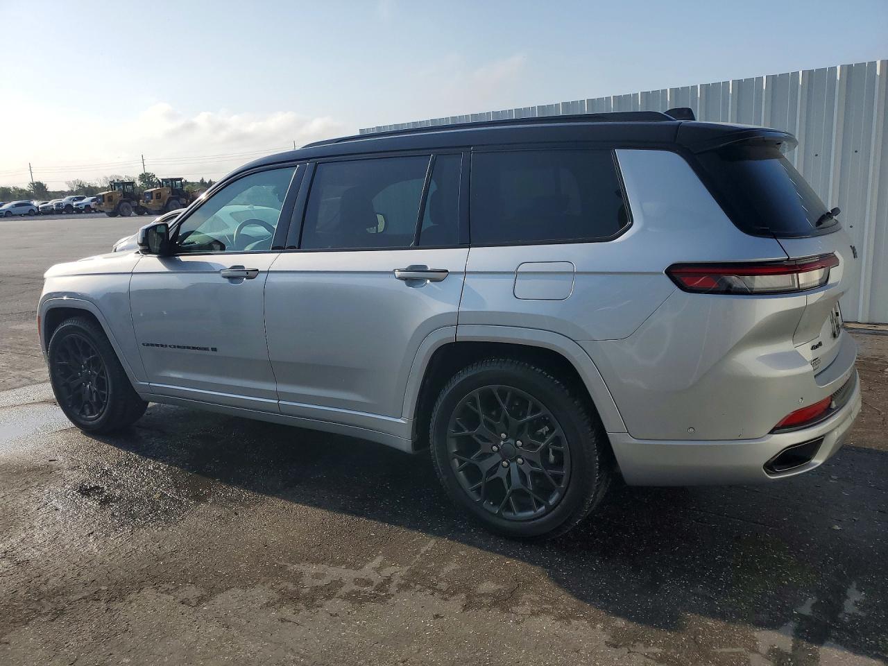 2023 Jeep Grand cher VIN 1C4RJKETXP8844304 photo 2