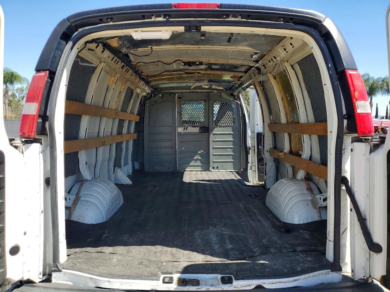 2017 GMC Savana VIN 1GTW7BFF1H1323363 photo 10