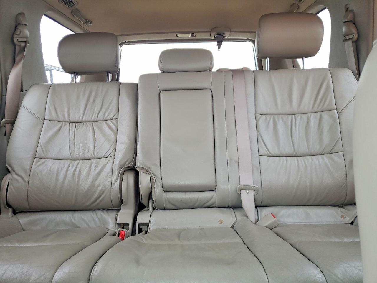 2005 Toyota Sequoia VIN 5TDBT48A25S238327 photo 10
