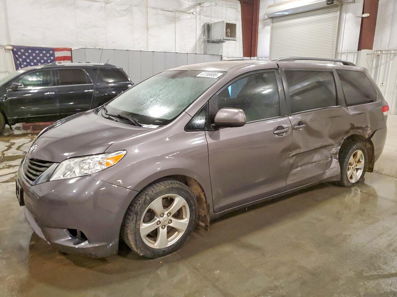 2013 Toyota Sienna VIN 5TDKK3DC8DS345711 photo 1