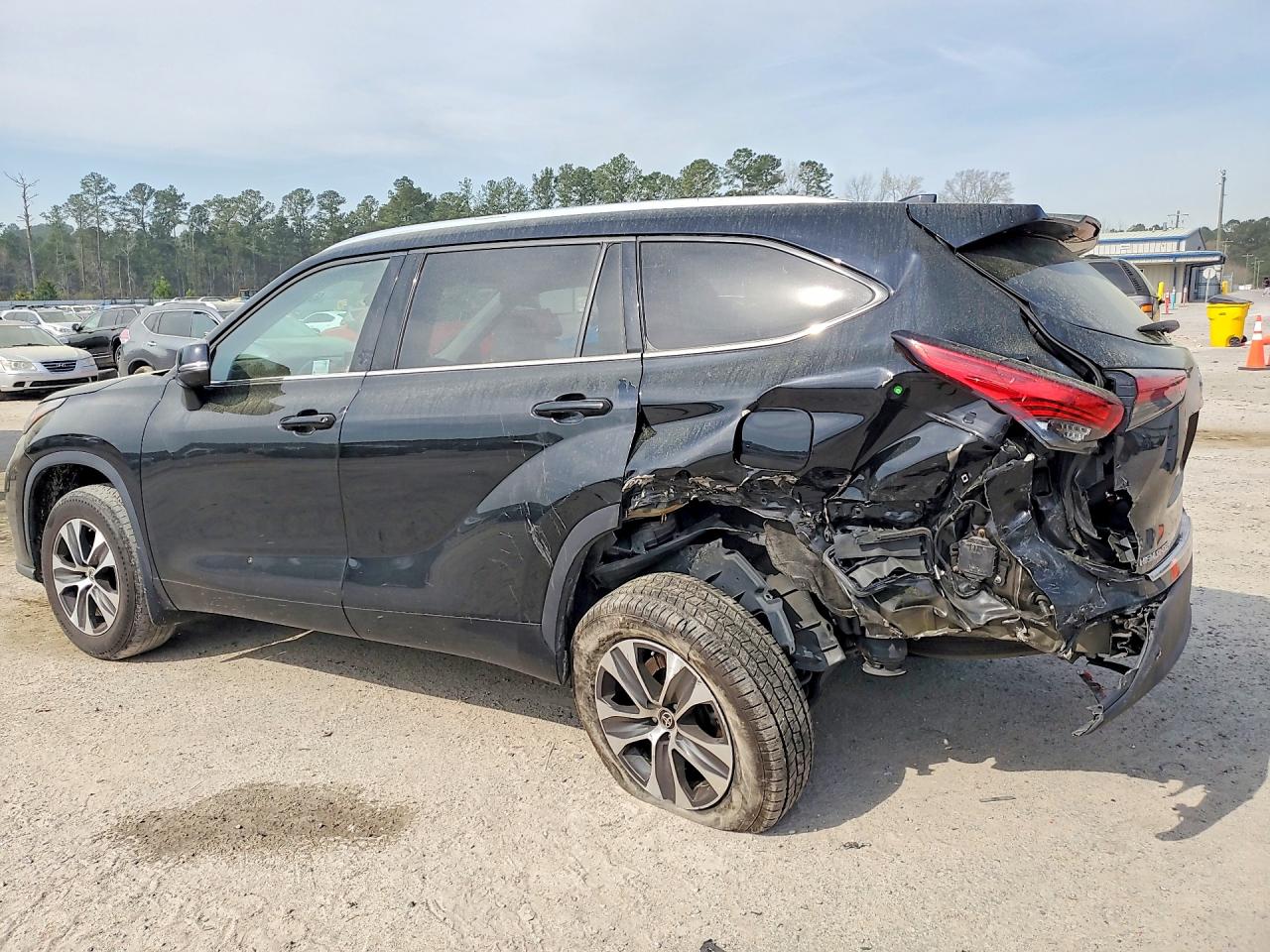 2020 Toyota Highlander VIN 5TDGZRBH3LS056060 photo 2