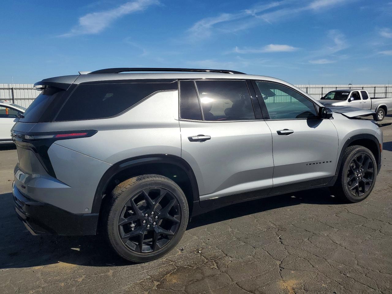 2024 Chevrolet Traverse VIN 1GNEVLKS6RJ148983 photo 3