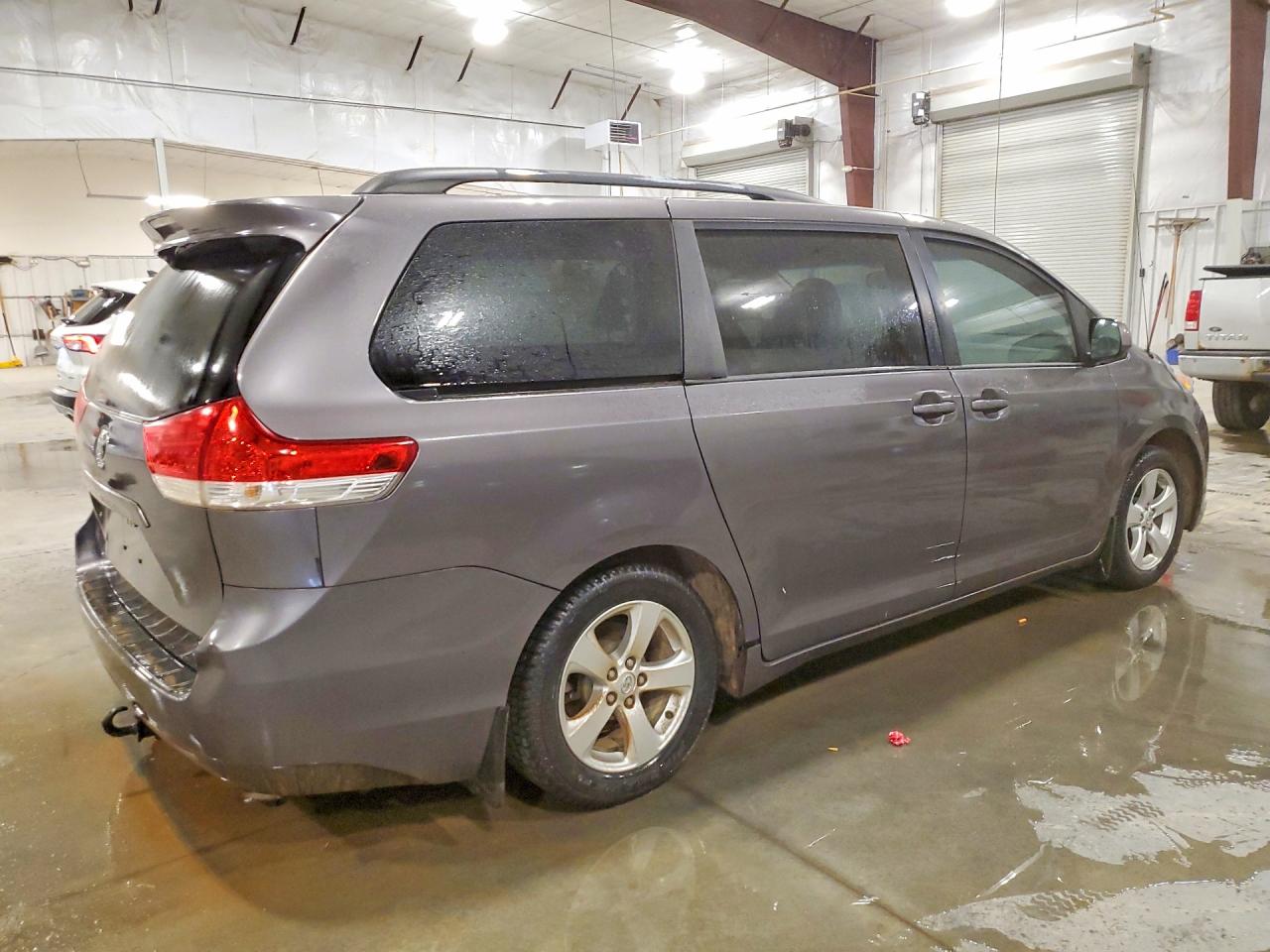 2013 Toyota Sienna VIN 5TDKK3DC8DS345711 photo 3