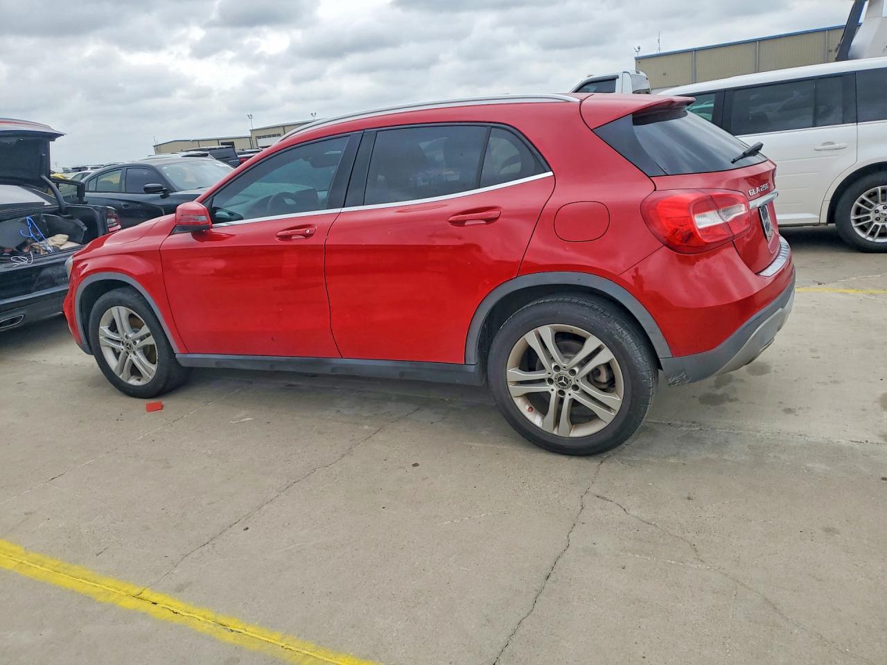 2018 Mercedes-Benz Gla-class VIN WDCTG4EB1JJ479027 photo 2