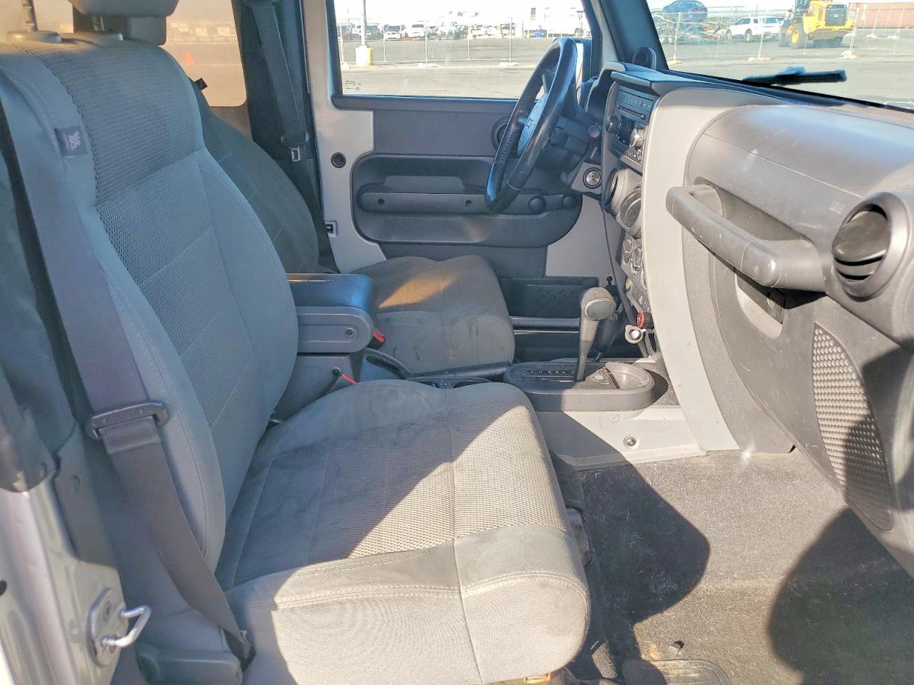 2007 Jeep Wrangler / VIN 1J4FA54137L159766 photo 10