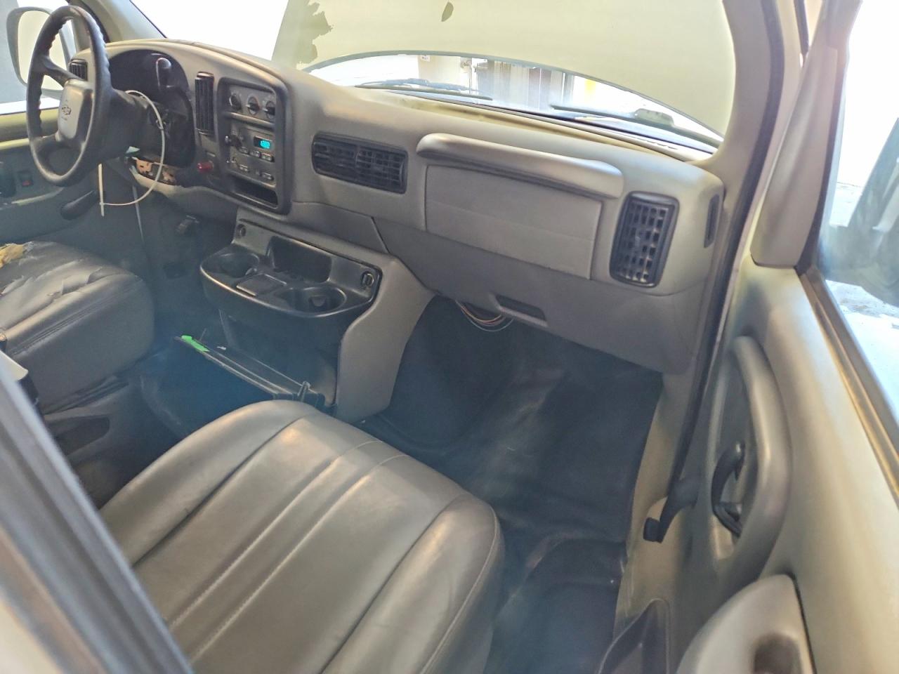 2001 CHEVROLET Express VIN 1GCFG15W511240570 photo 8