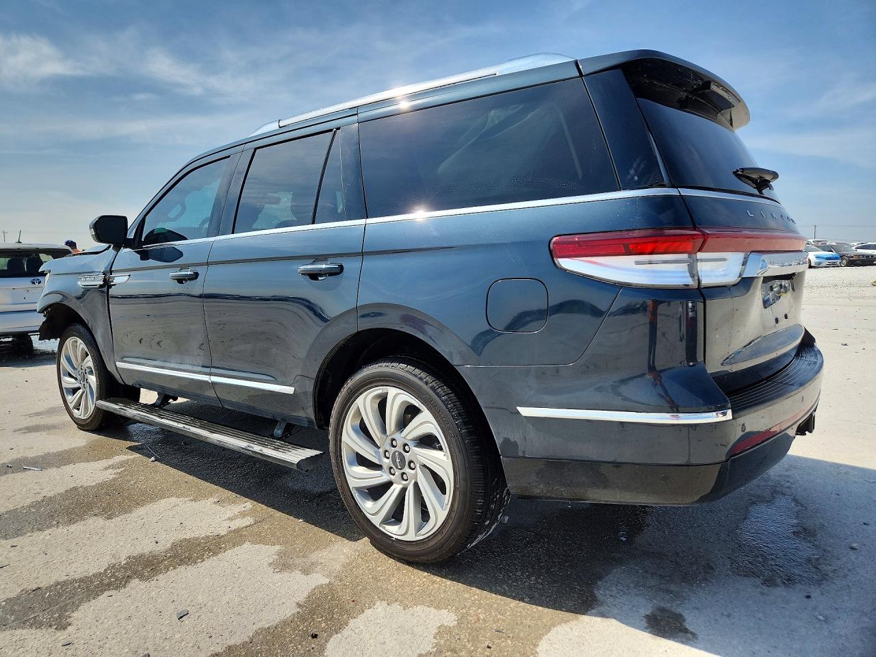 2024 Lincoln Navigator VIN 5LMJJ2LG3REL06625 photo 2