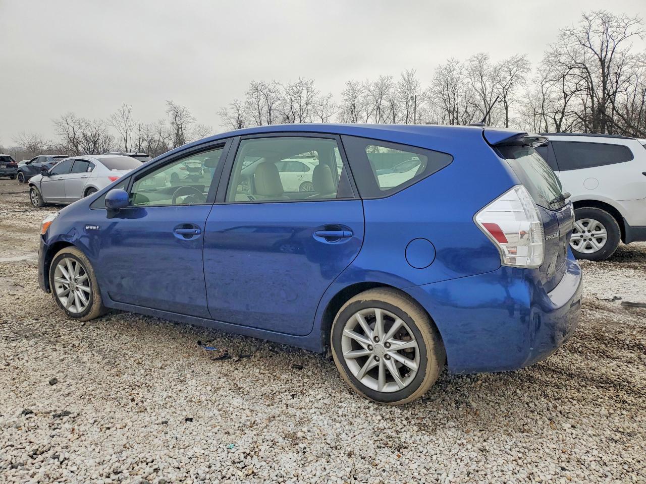 2013 Toyota Prius v VIN JTDZN3EU4D3189326 photo 2