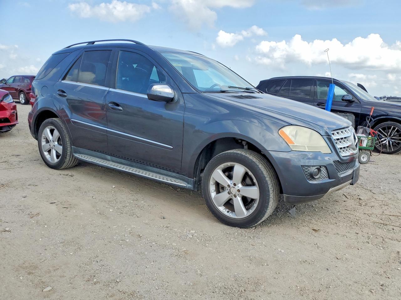 2010 Mercedes-Benz M-class VIN 4JGBB5GB5AA624049 photo 4