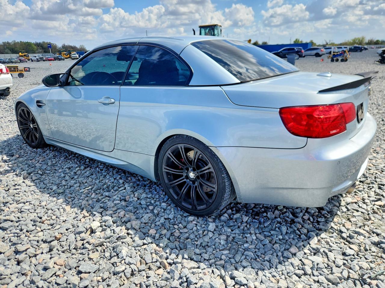 2011 BMW M3 VIN WBSDX9C55BE584757 photo 2