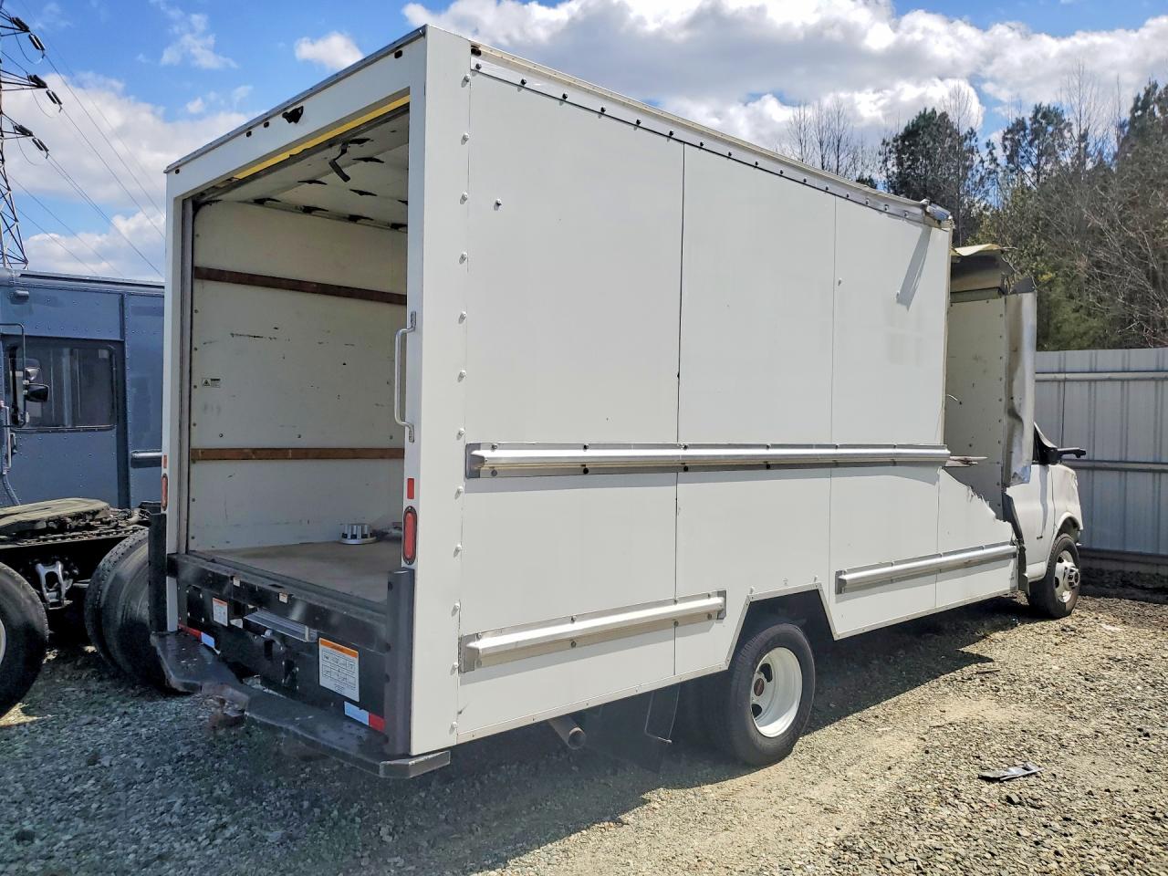 2022 GMC Savana VIN 7GZ37TC79NN007335 photo 3