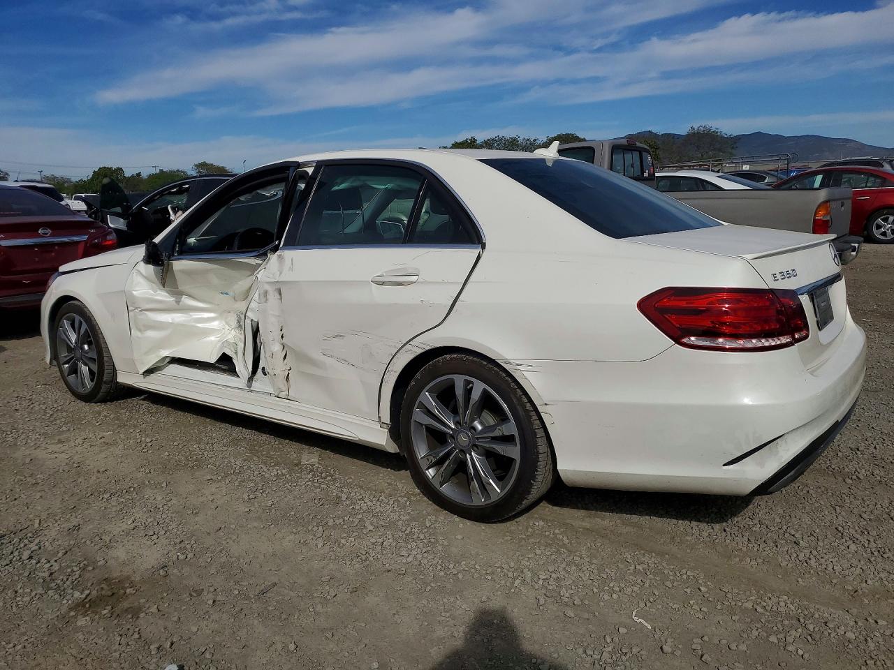 2014 Mercedes E-class VIN WDDHF5KB9EA880491 photo 2