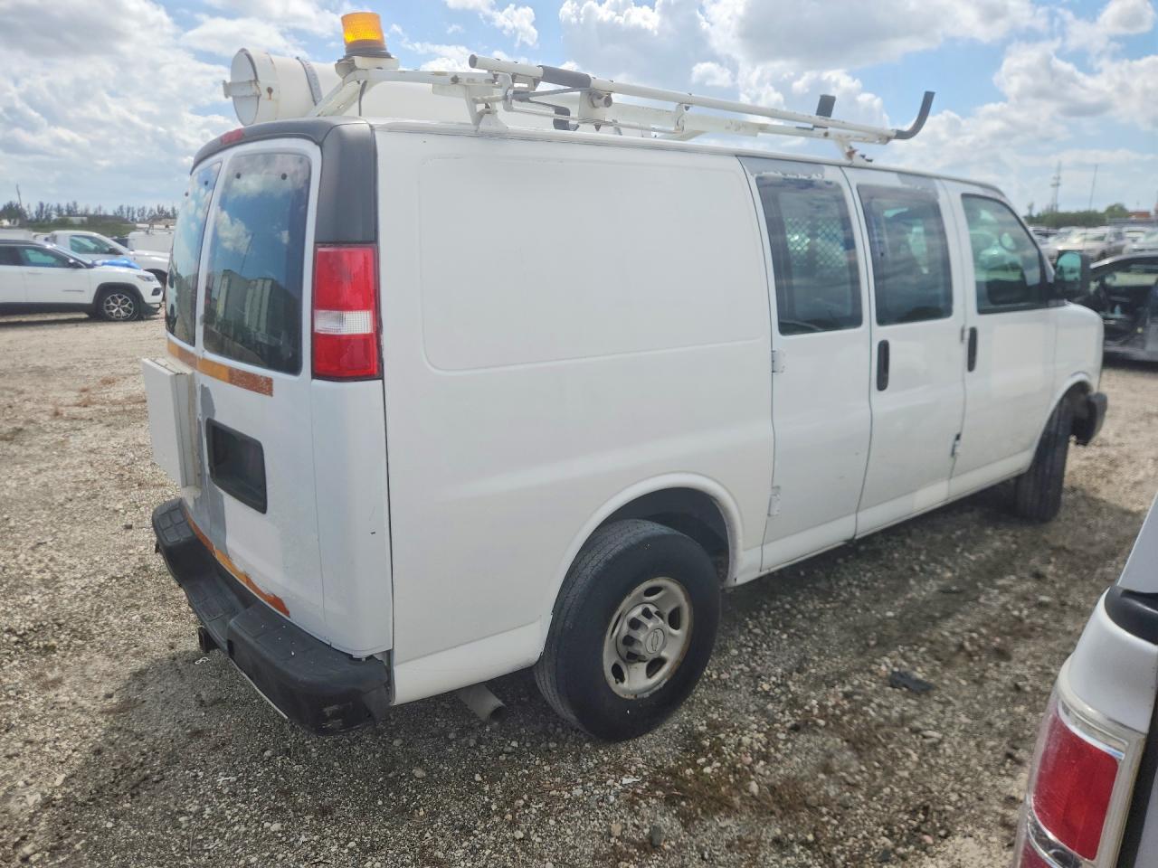 2008 CHEV Express VIN 1GCHG35K381161135 photo 3