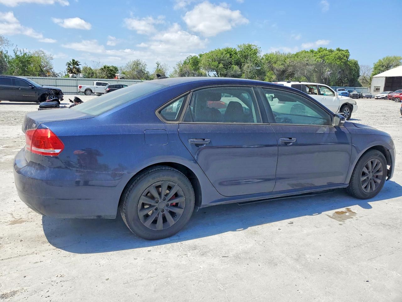 2015 Volkswagen Passat s VIN 1VWAT7A33FC041529 photo 3