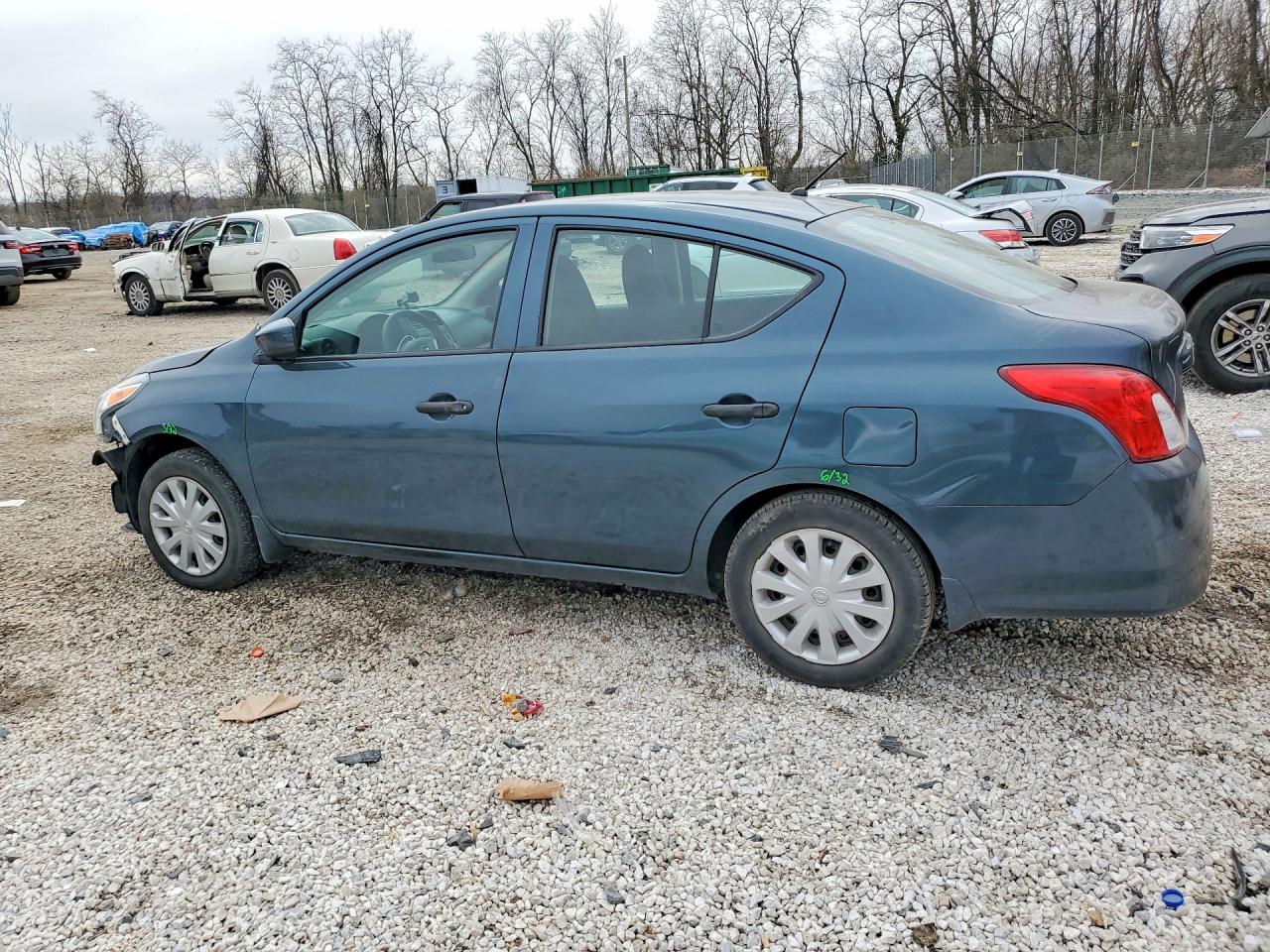 2017 Nissan Versa VIN 3N1CN7AP9HL852416 photo 2