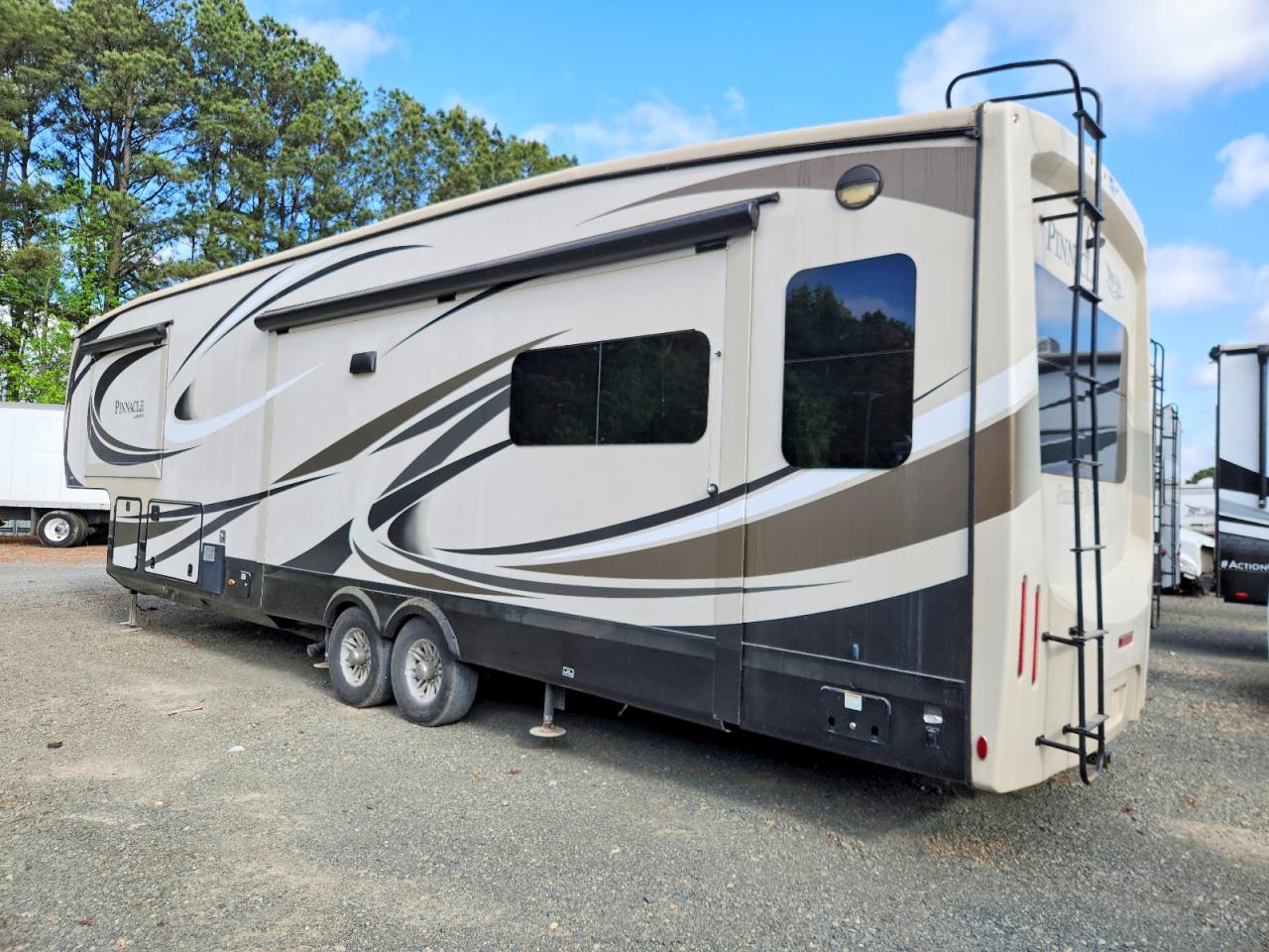 2017 JAYCO Travel tra VIN 1UJCJ0BV8H1RG0073 photo 3