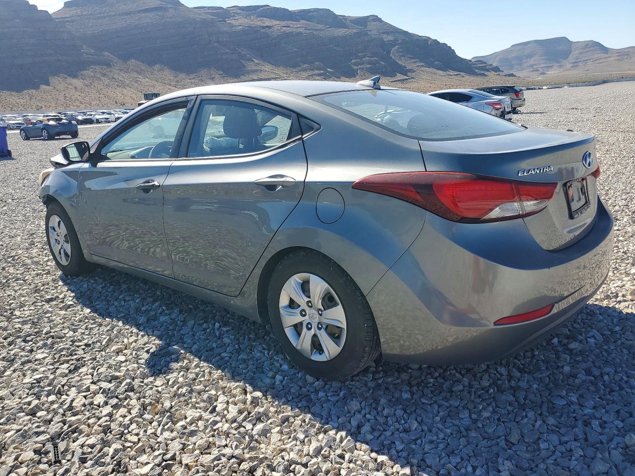 2016 HYUNDAI Elantra VIN KMHDH4AE0GU570316 photo 2