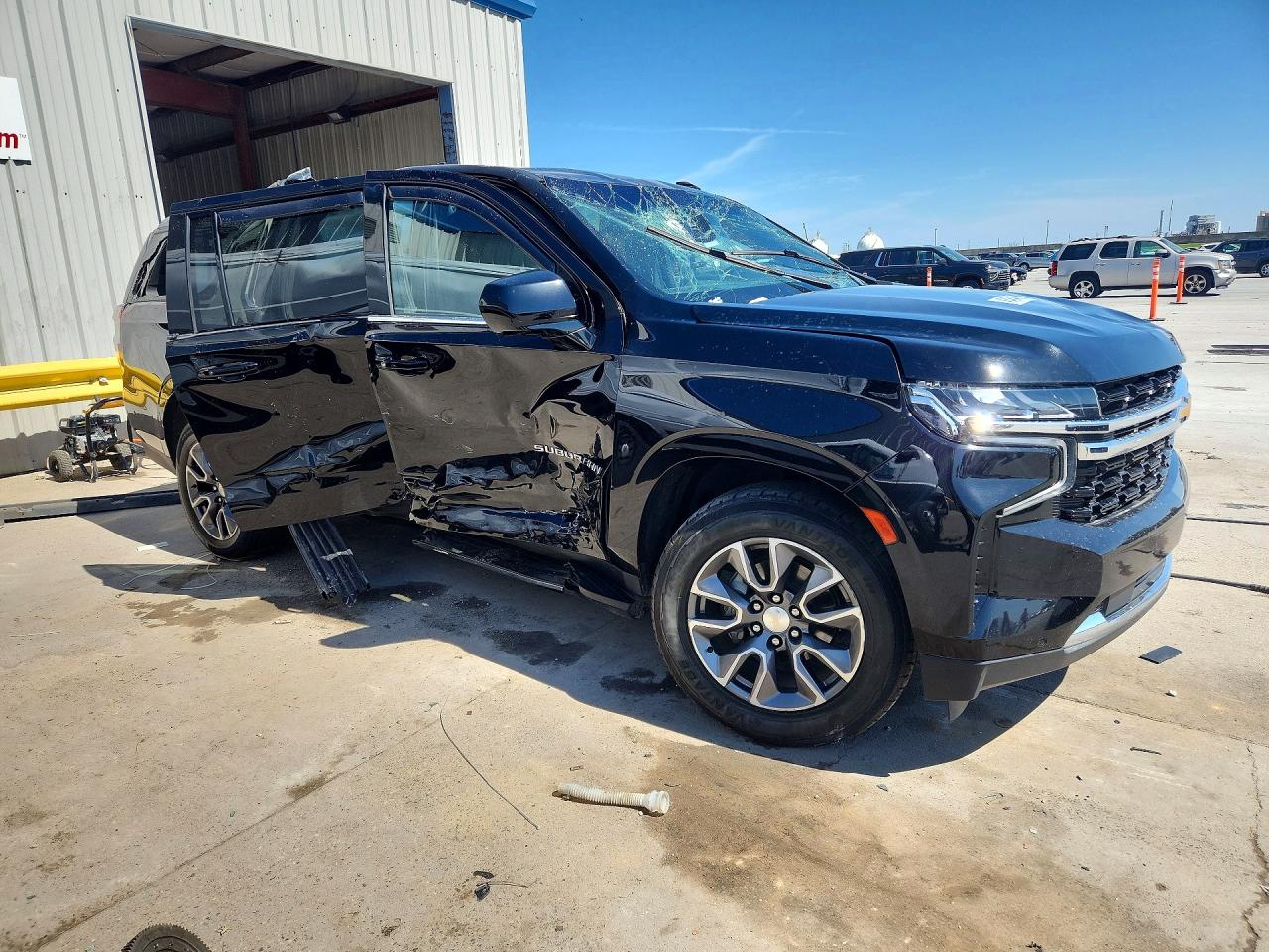 2024 Chevrolet Suburban VIN 1GNSCBKD0RR108100 photo 4