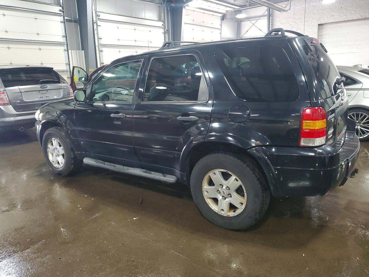 2007 Ford Escape VIN 1FMYU93157KA14986 photo 2