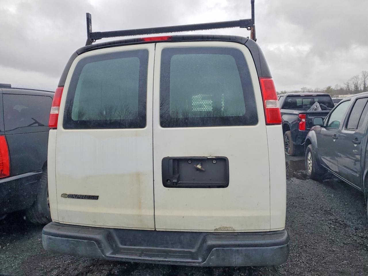 2018 CHEV Express VIN 1GCWGAFB7J1345722 photo 6