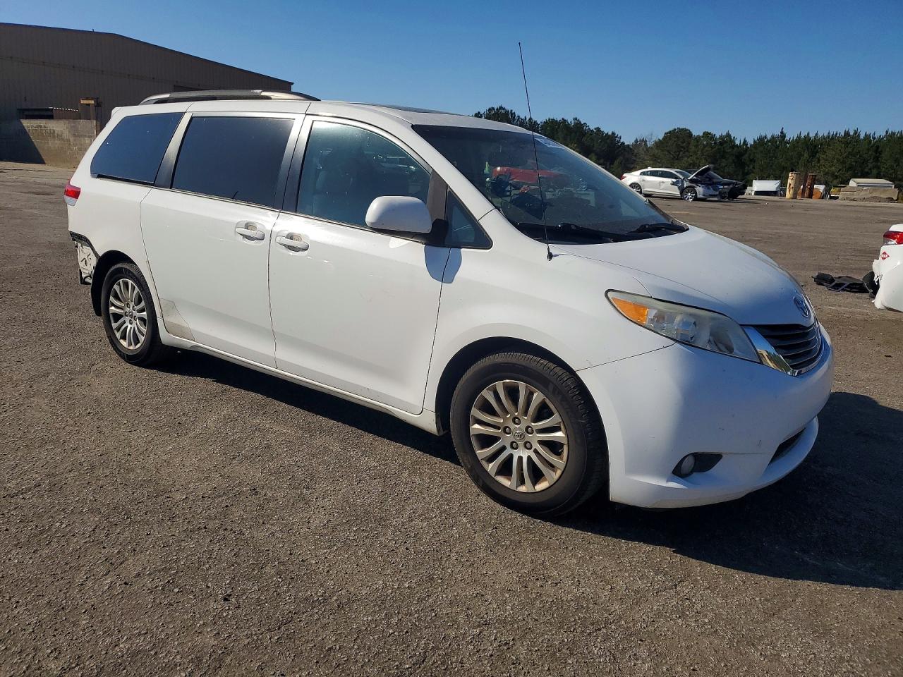2014 Toyota Sienna VIN 5TDYK3DC4ES450354 photo 4