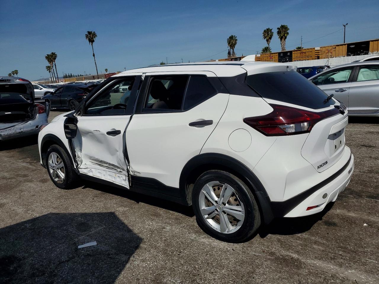 2022 Nissan Kicks VIN 3N1CP5BV0NL486000 photo 2